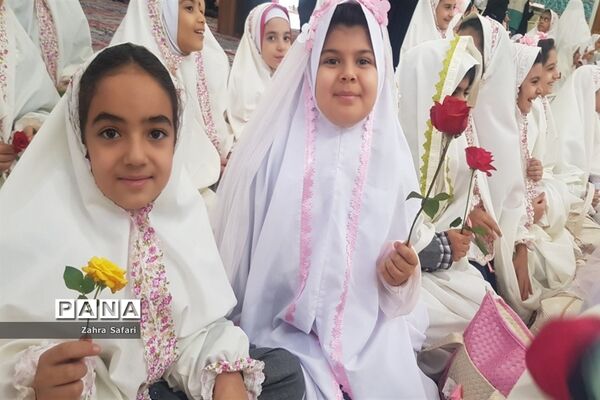 آیین جشن تکلیف دانش‌آموزان دختر منطقه چهاردانگه با عنوان «نیلوفرانه»