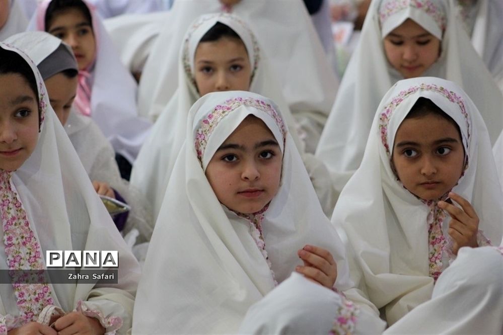 آیین جشن تکلیف دانش‌آموزان دختر منطقه چهاردانگه با عنوان «نیلوفرانه»