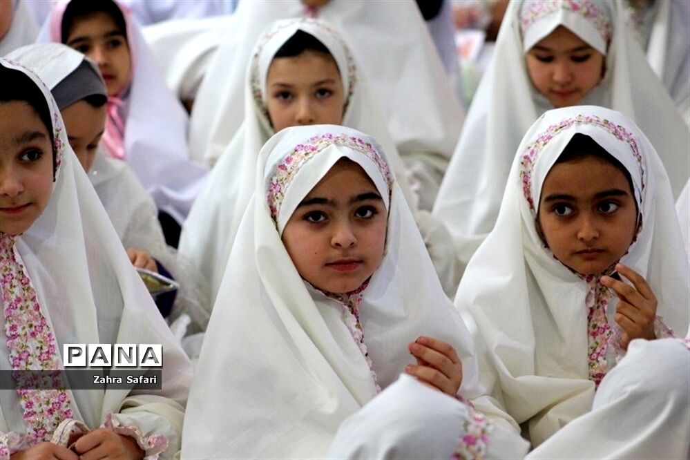 آیین جشن تکلیف دانش‌آموزان دختر منطقه چهاردانگه با عنوان «نیلوفرانه»