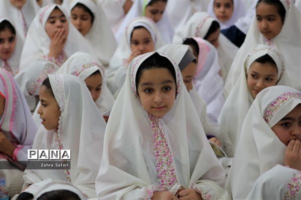 آیین جشن تکلیف دانش‌آموزان دختر منطقه چهاردانگه با عنوان «نیلوفرانه»