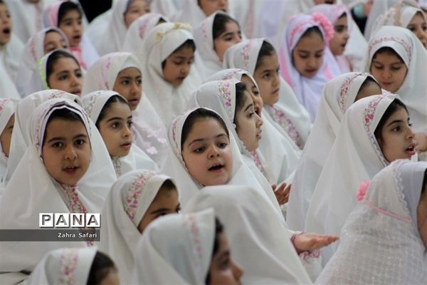 آیین جشن تکلیف دانش‌آموزان دختر منطقه چهاردانگه با عنوان «نیلوفرانه»