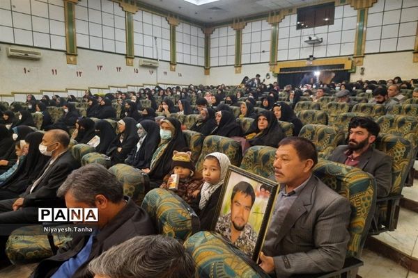 مراسم تجلیل از مادران و همسران شهدای شهرستان پاکدشت