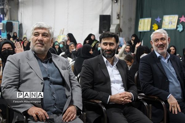 برگزاری مراسم بوی بهشت بهانه‌ای برای تجلیل از خانواده شهدا در بهارستان‌2