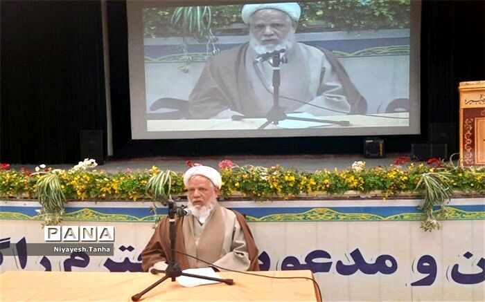 ایستادگی انقلاب، به خاطر دعای شهید و خانواده شهدا است