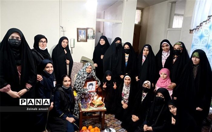 دیدار دانش‌آموزان دبیرستان فاطمیه ملارد، با مادر شهید در روز مادر