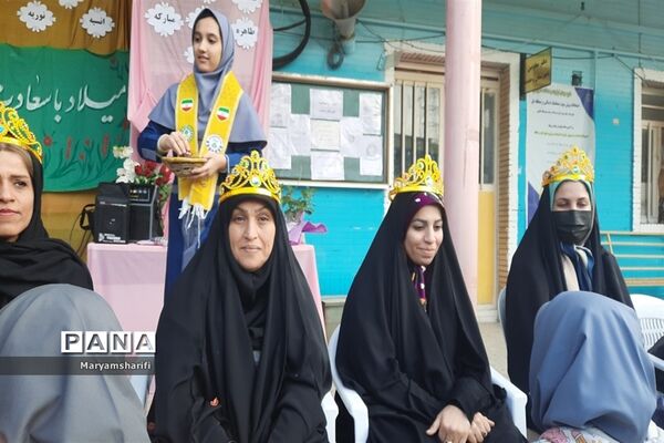 تقدیر از مادران دانش‌آموزان همزمان با  ولادت حضرت زهرا(س) در دبیرستان ‌پاینده ناحیه یک اهواز
