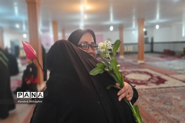 تقدیر از مادران دارای سه فرزند پاکدشتی