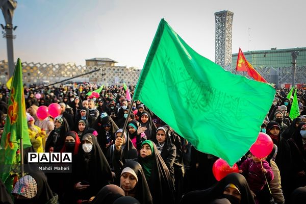 جشن خانوادگی میلاد حضرت فاطمه زهرا(س) در میدان امام حسین(ع)