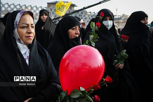 جشن خانوادگی میلاد حضرت فاطمه زهرا(س) در میدان امام حسین(ع)
