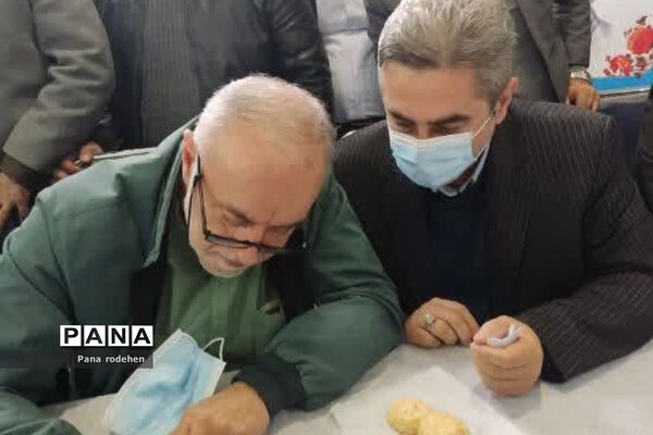 میز خدمت در نماز جمعه رودهن با حضور استاندار و فرماندار
