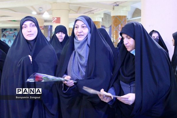 مراسم غبارروبی و عطرافشانی گلزار شهدا در بوشهر