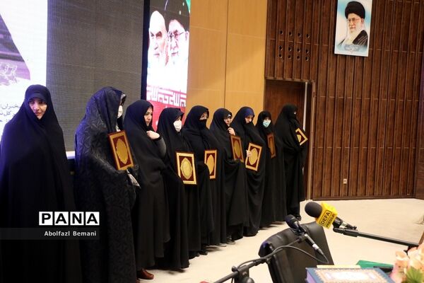تقدیر از مادران شهدا در دهمین جشنواره اسوه‌های صبر و مقاومت
