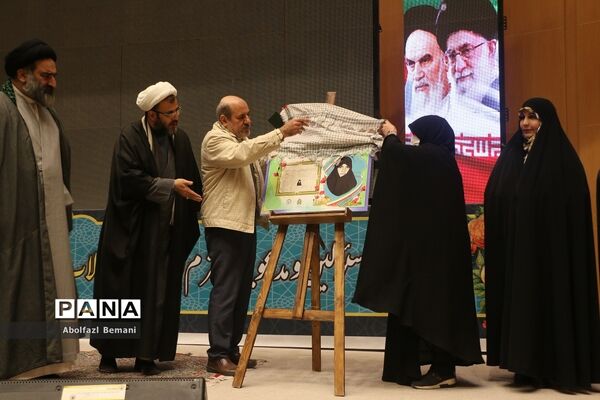 تقدیر از مادران شهدا در دهمین جشنواره اسوه‌های صبر و مقاومت