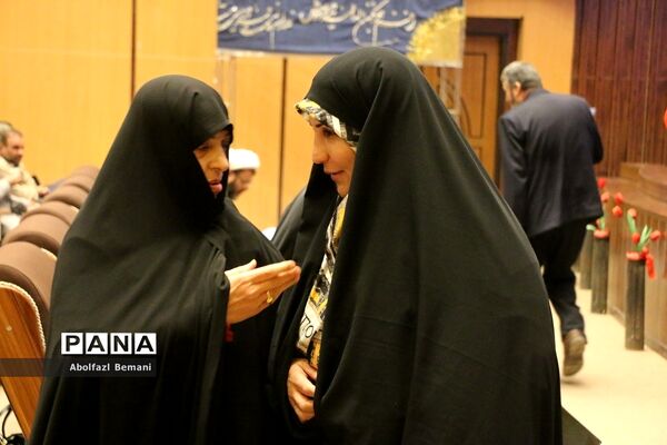 تقدیر از مادران شهدا در دهمین جشنواره اسوه‌های صبر و مقاومت