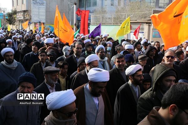 راهپیمایی مردم قم در محکومیت اهانت نشریه فرانسوی به مرجعیت