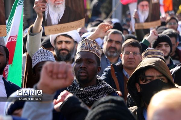راهپیمایی مردم قم در محکومیت اهانت نشریه فرانسوی به مرجعیت