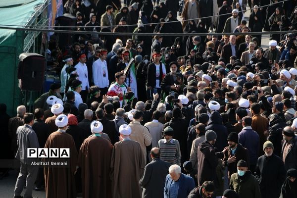 راهپیمایی مردم قم در محکومیت اهانت نشریه فرانسوی به مرجعیت