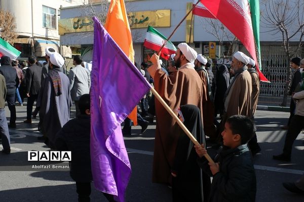 راهپیمایی مردم قم در محکومیت اهانت نشریه فرانسوی به مرجعیت