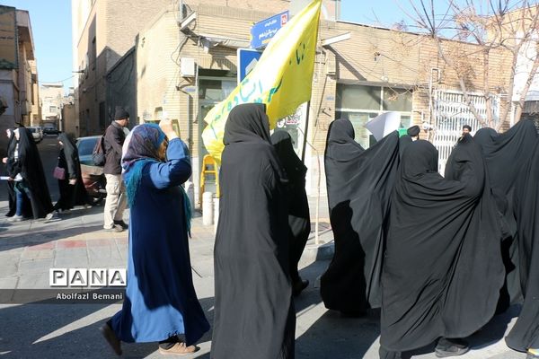 راهپیمایی مردم قم در محکومیت اهانت نشریه فرانسوی به مرجعیت