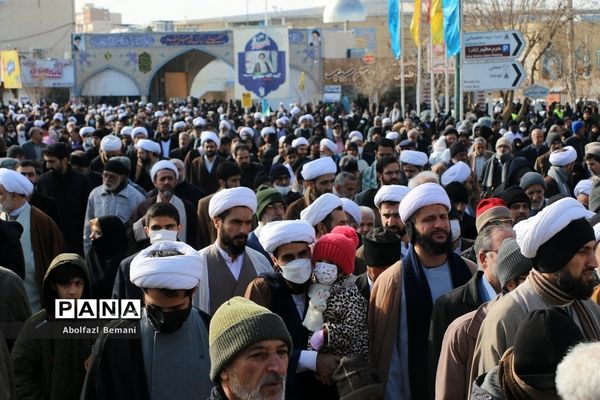 راهپیمایی مردم قم در محکومیت اهانت نشریه فرانسوی به مرجعیت