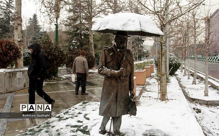 عملیات شبانه‌روزی شهرداری تهران برای شن‌پاشی در بزرگراه‌ها و خیابان‌های پایتخت