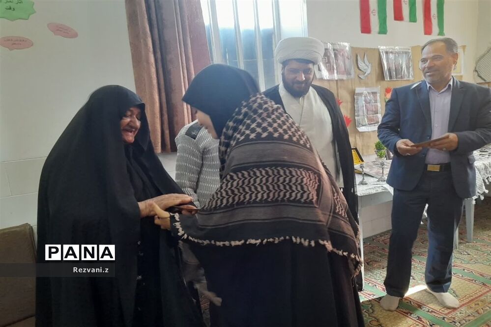 تجلیل وگرامیداشت مادر شهید محمد ابویی در دبیرستان حضرت زهرا (س) بافق