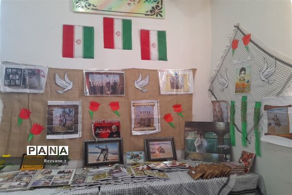 تجلیل وگرامیداشت مادر شهید محمد ابویی در دبیرستان حضرت زهرا (س) بافق