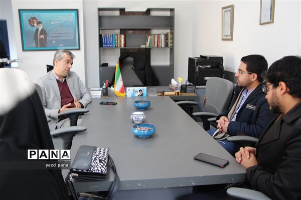 بازدید رئیس سازمان دانش‌آموزی استان یزد از موزه نور و روشنایی