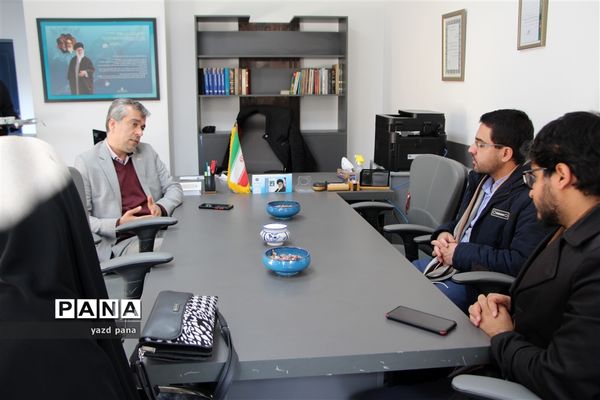 بازدید رئیس سازمان دانش‌آموزی استان یزد از موزه نور و روشنایی