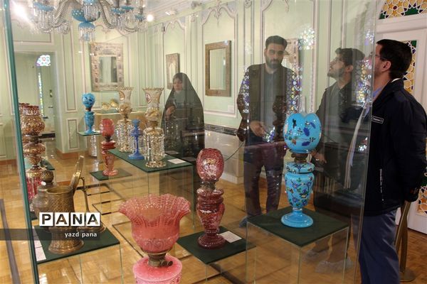 بازدید رئیس سازمان دانش‌آموزی استان یزد از موزه نور و روشنایی