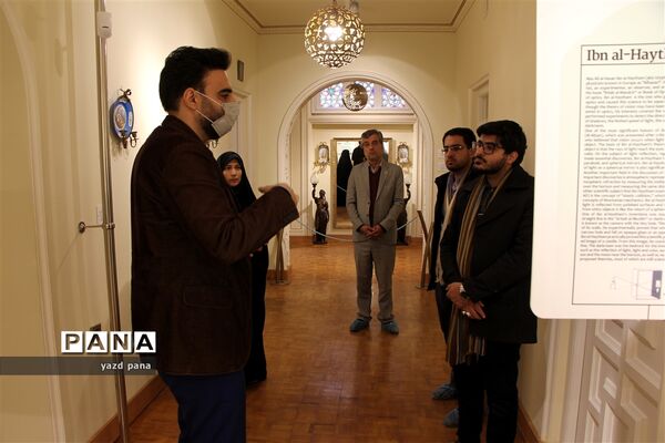 بازدید رئیس سازمان دانش‌آموزی استان یزد از موزه نور و روشنایی