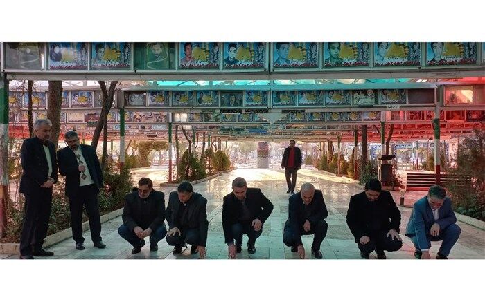معاون وزیر آموزش و پرورش به مزار شهدای گروه سرود در قم ادای احترام کرد
