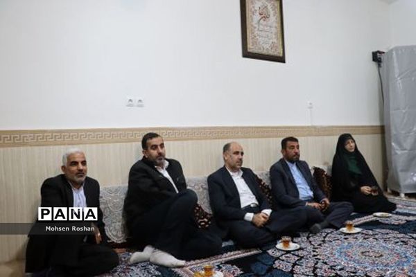 دیدار معاون آموزش ابتدایی وزارت آموزش پرورش  با خانواده دانش‌آموز شهید در بوشهر