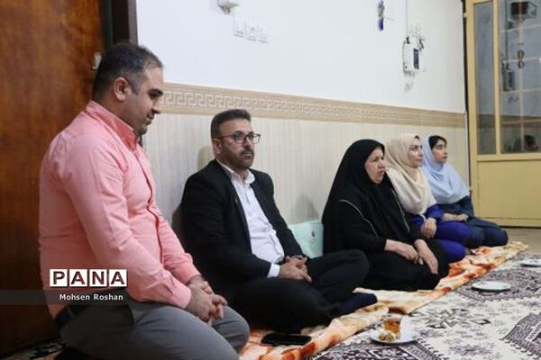 دیدار معاون آموزش ابتدایی وزارت آموزش پرورش  با خانواده دانش‌آموز شهید در بوشهر