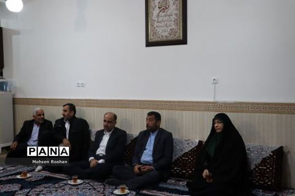دیدار معاون آموزش ابتدایی وزارت آموزش پرورش  با خانواده دانش‌آموز شهید در بوشهر
