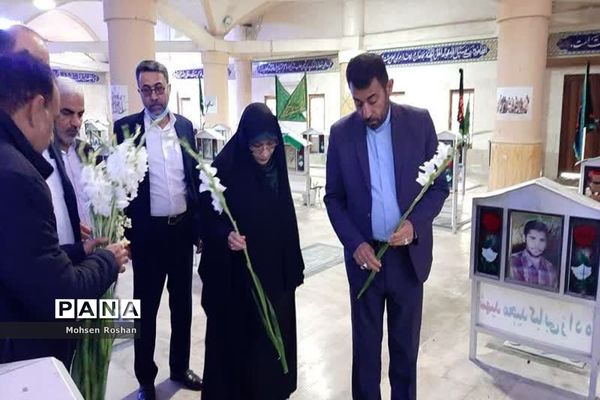 عطرافشانی گلزار شهدای بهشت صادق(ع) بوشهر