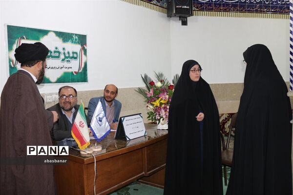 برگزاری میز خدمت آموزش و پرورش در محل مصلی نماز جمعه شهرستان فیروزکوه