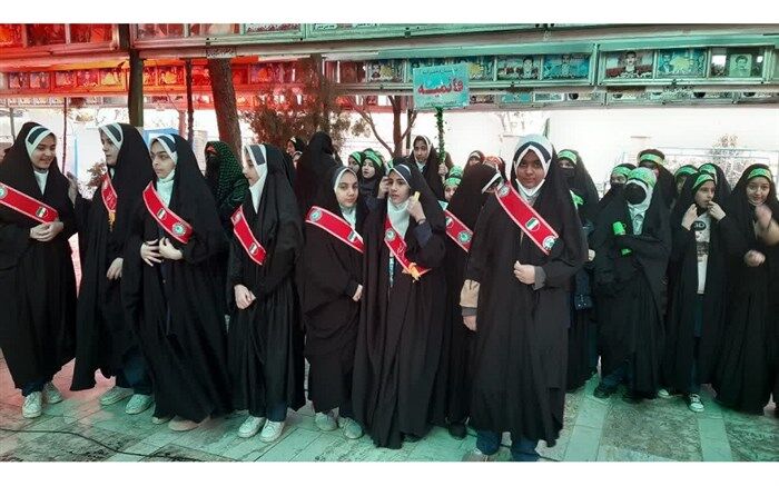 مزار دانش‌آموزان شهید گروه سرود در قم گلباران شد