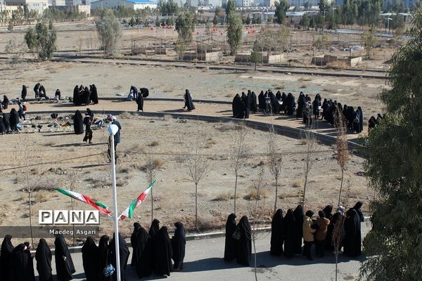 کاردوی آموزشی نمایشگاه مدرسه انقلاب ویژه دهه فجر با حضور دختران دانش‌آموز در قم-4