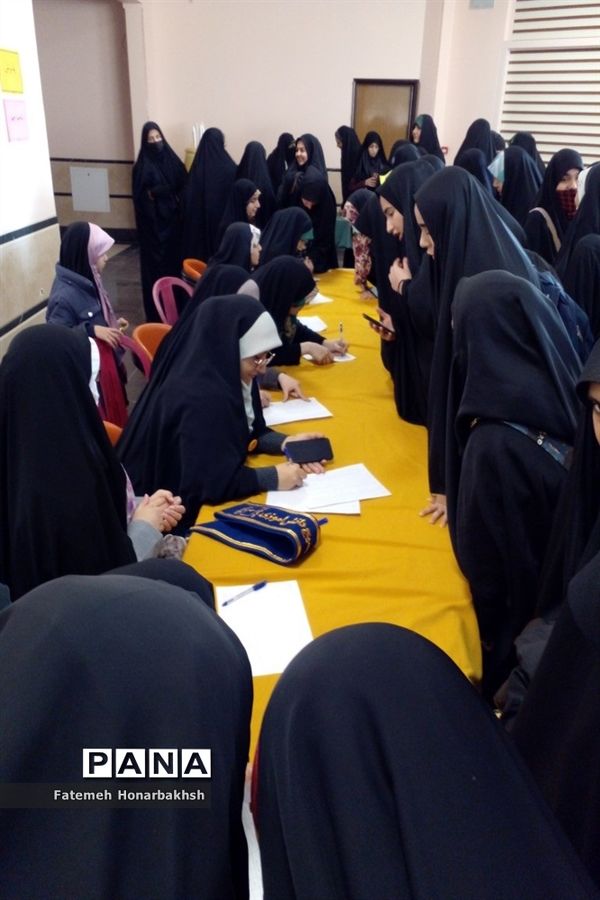 کاردوی آموزشی نمایشگاه مدرسه انقلاب ویژه دهه فجر با حضور دختران دانش‌آموز در قم-4