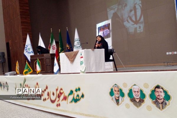 کاردوی آموزشی نمایشگاه مدرسه انقلاب ویژه دهه فجر با حضور دختران دانش‌آموز در قم-4