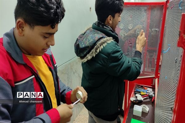 بازدید دانش‌آموزان پایه نهم از هنرستان های کاردانش