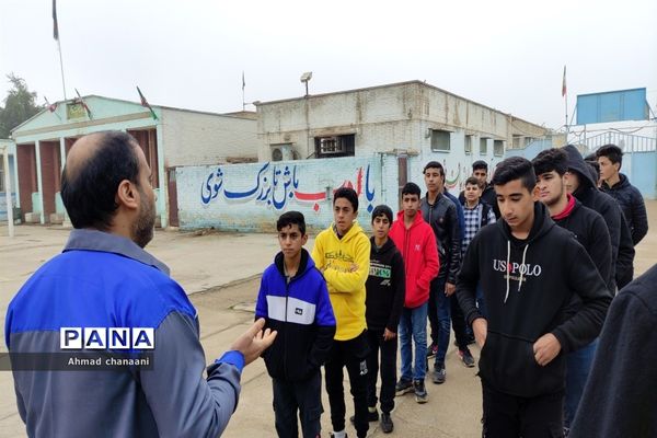 بازدید دانش‌آموزان پایه نهم از هنرستان های کاردانش