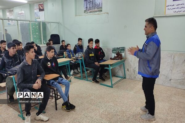 بازدید دانش‌آموزان پایه نهم از هنرستان های کاردانش
