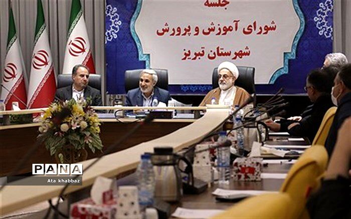 نیازمند بازخوانی و نشر اندیشه‌های امام خمینی (ره) و مقام معظم رهبری هستیم