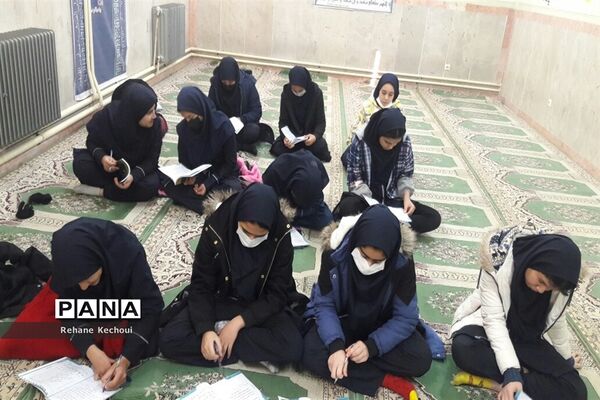 آموزش قرآن به دانش‌آموزان مدرسه عدالت جوادآباد