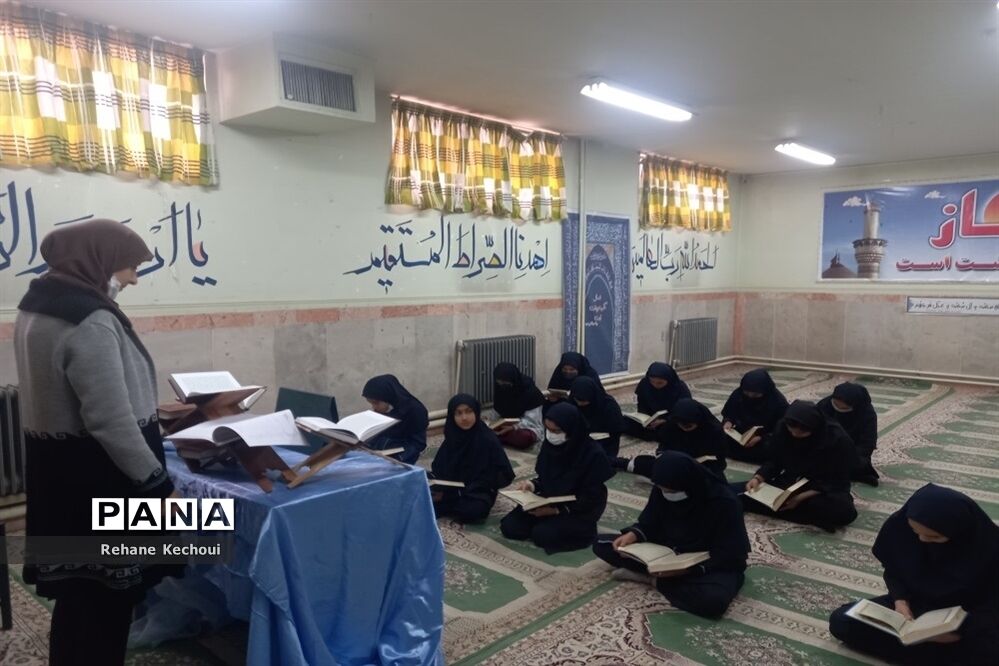 آموزش قرآن به دانش‌آموزان مدرسه عدالت جوادآباد