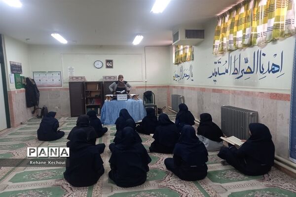 آموزش قرآن به دانش‌آموزان مدرسه عدالت جوادآباد
