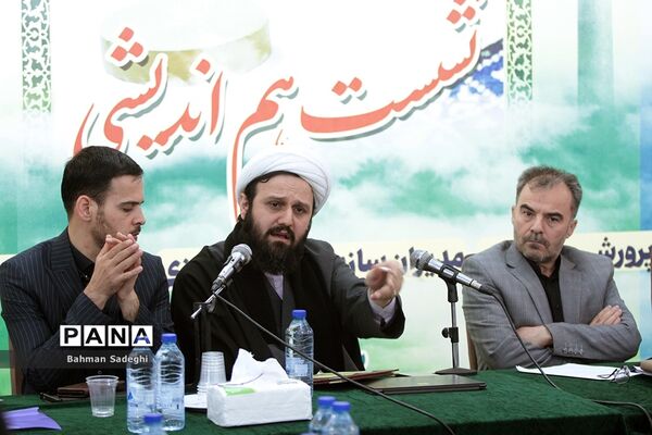 نشست هم‌اندیشی‌ معاونان پرورشی و فرهنگی، روسای ادارات قرآن، عترت و نماز و مدیران سازمان دانش‌آموزی