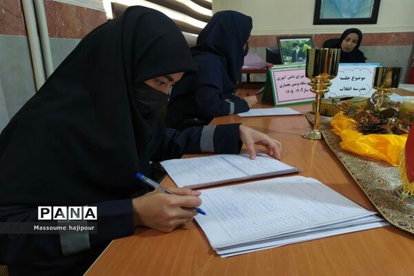 برگزاری جلسه شورای دانش‌آموزی در دبیرستان نوشین بختیاری بخش جوادآباد